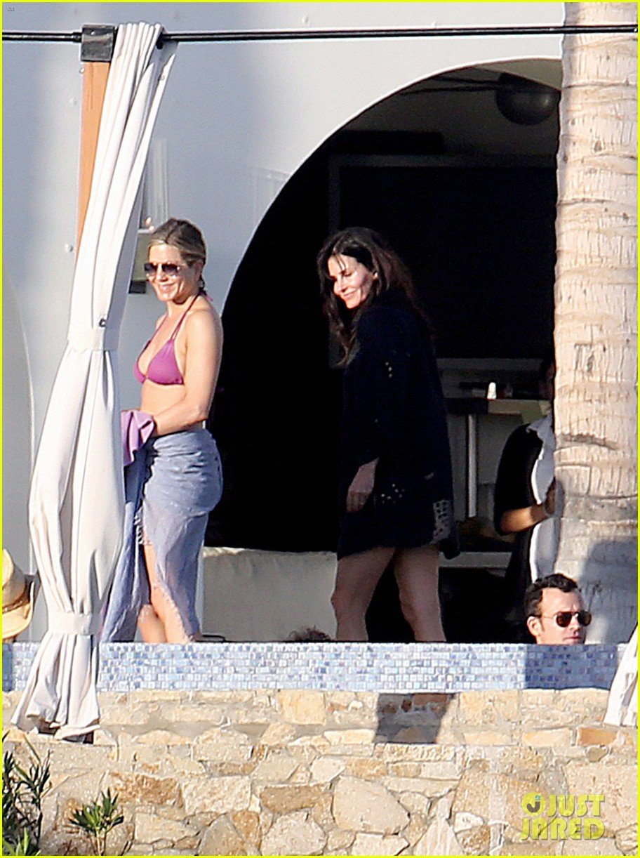 Photo Jennifer Aniston Courteney Cox Bikini Babes In Cabo 20 Photo