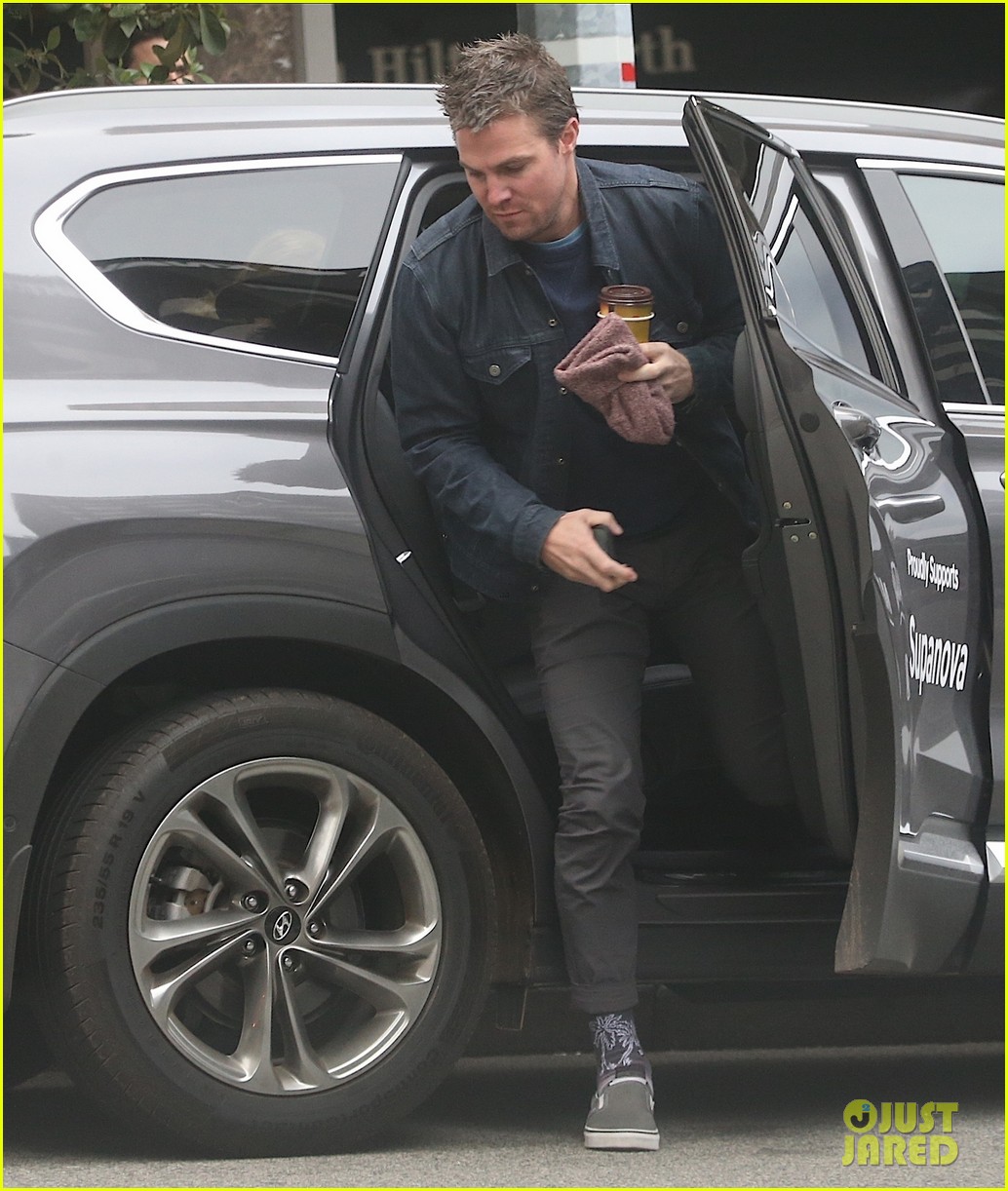 Photo of Robbie Amell  - car
