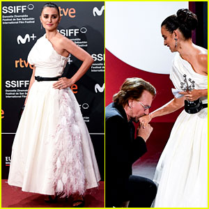 Penelope Cruz & Bono Bow Down to Each Other at Award Ceremony in Spain