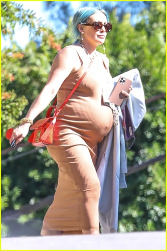 Hilary Duff shows off baby