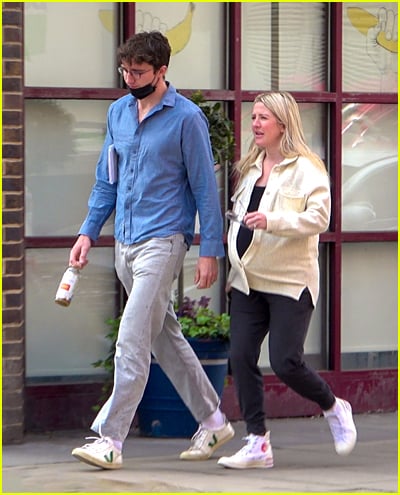Pregnant Ellie Goulding and Caspar Jopling walking in London