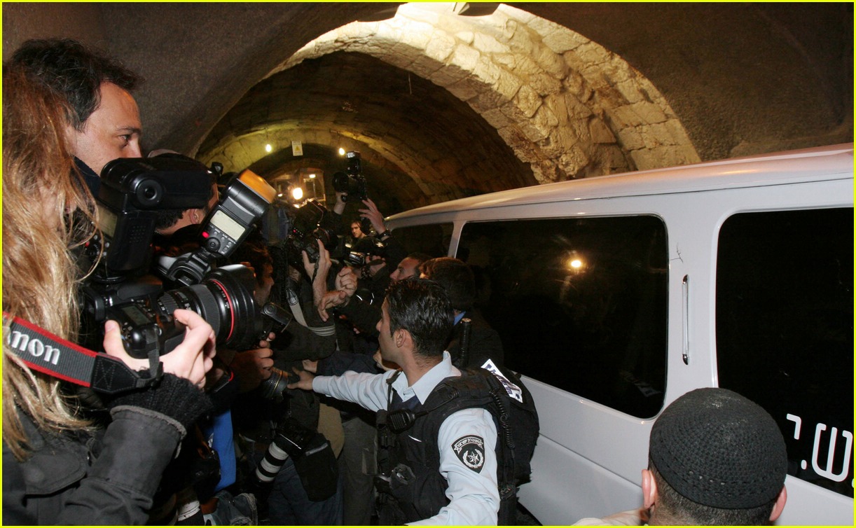 Leonardo DiCaprio Storms Israel Photo 2415703 Bar Refaeli, Leonardo