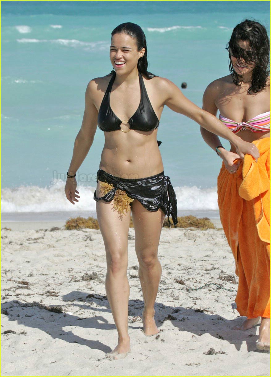 Michelle Rodriguez Shoves Seaweed Down Her Shorts: Photo 78701 | Michelle  Rodriguez Pictures | Just Jared