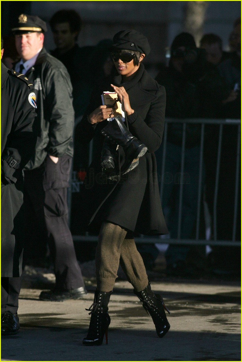 Naomi Campbell Serves the NYC Sanitation Department Photo 2414956