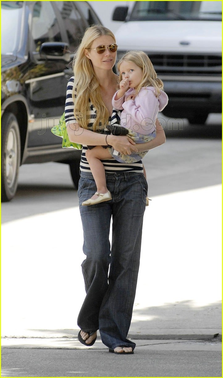 Gwyneth S Toned Tummy Photo Apple Martin Celebrity Babies Chris Martin Gwyneth Paltrow Pictures Just Jared