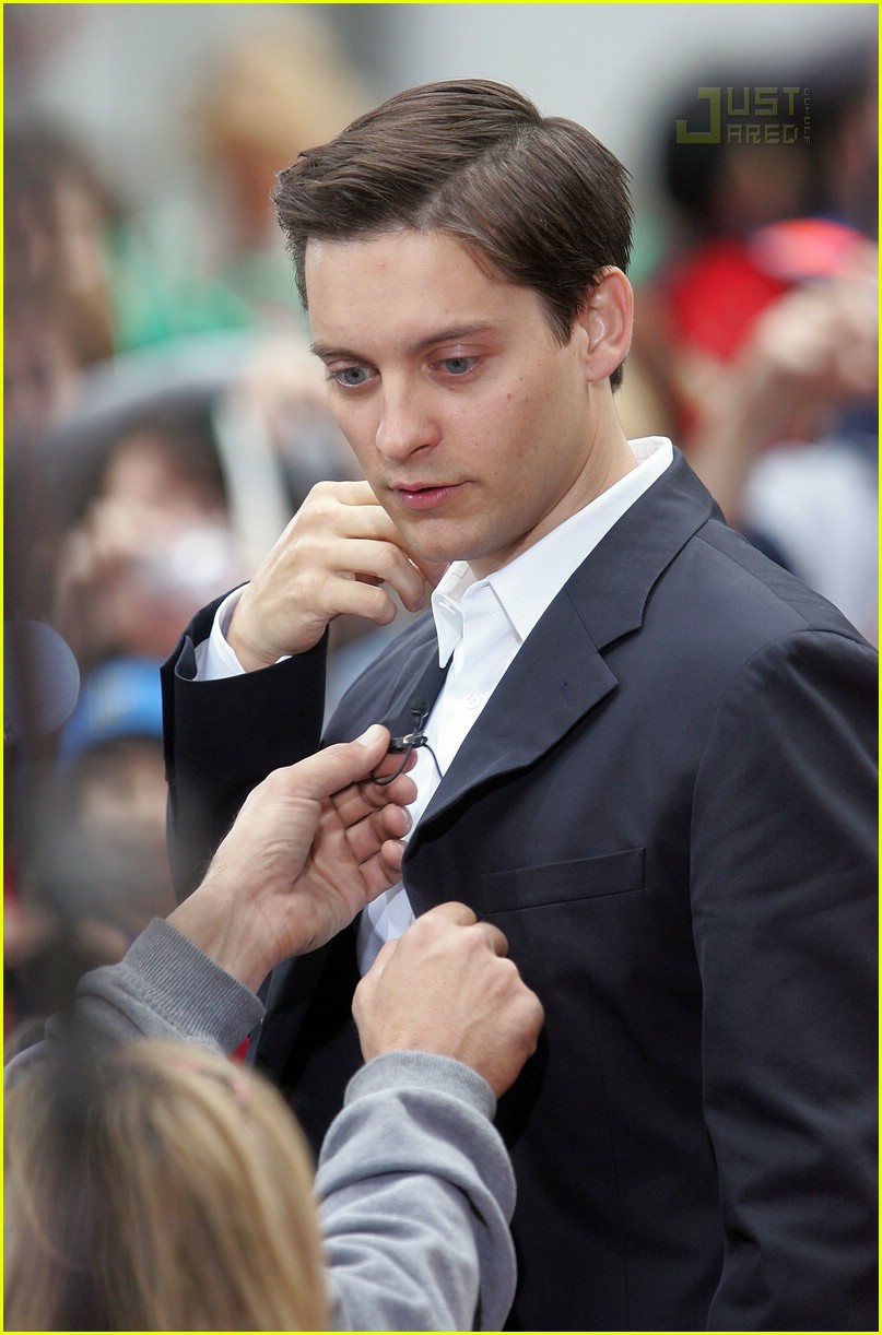 Wallpaper ID 681209  looking portrait young adult Tobey Maguire  looking at camera 720P emotion communication young men Peter Parker  hairstyle indoors men focus on foreground free download