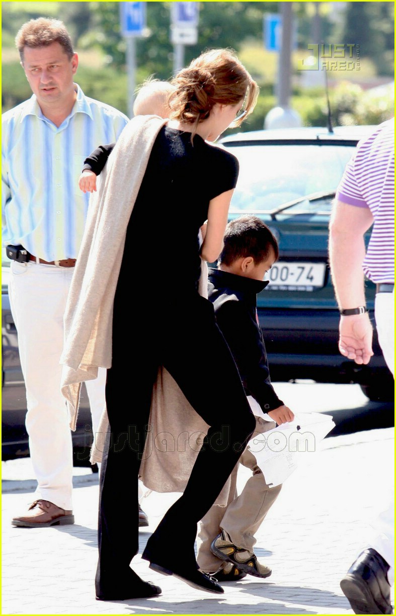 07 angelina jolie carrying shiloh177121