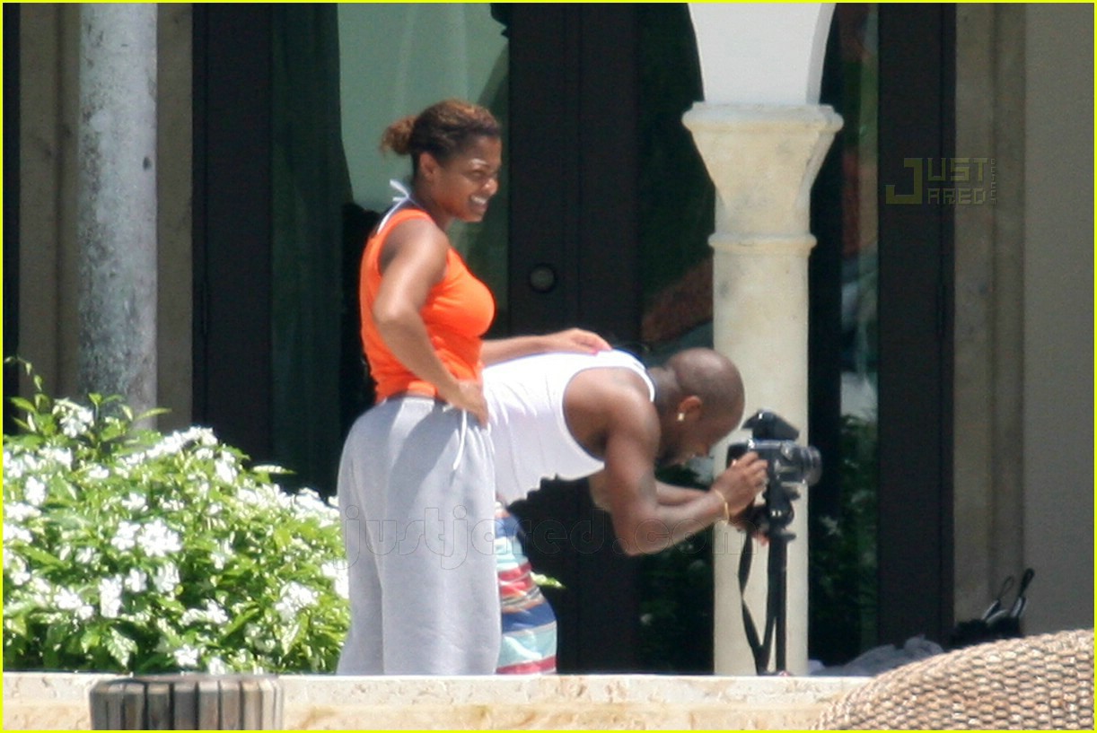 Janet Jackson's Badonkadonk -- Is that FOR REAL? janet jackson ass 04 ...
