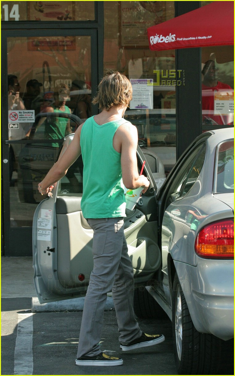 Zac Efron is a Tank Top Tease Photo 542911 Photos Just Jared
