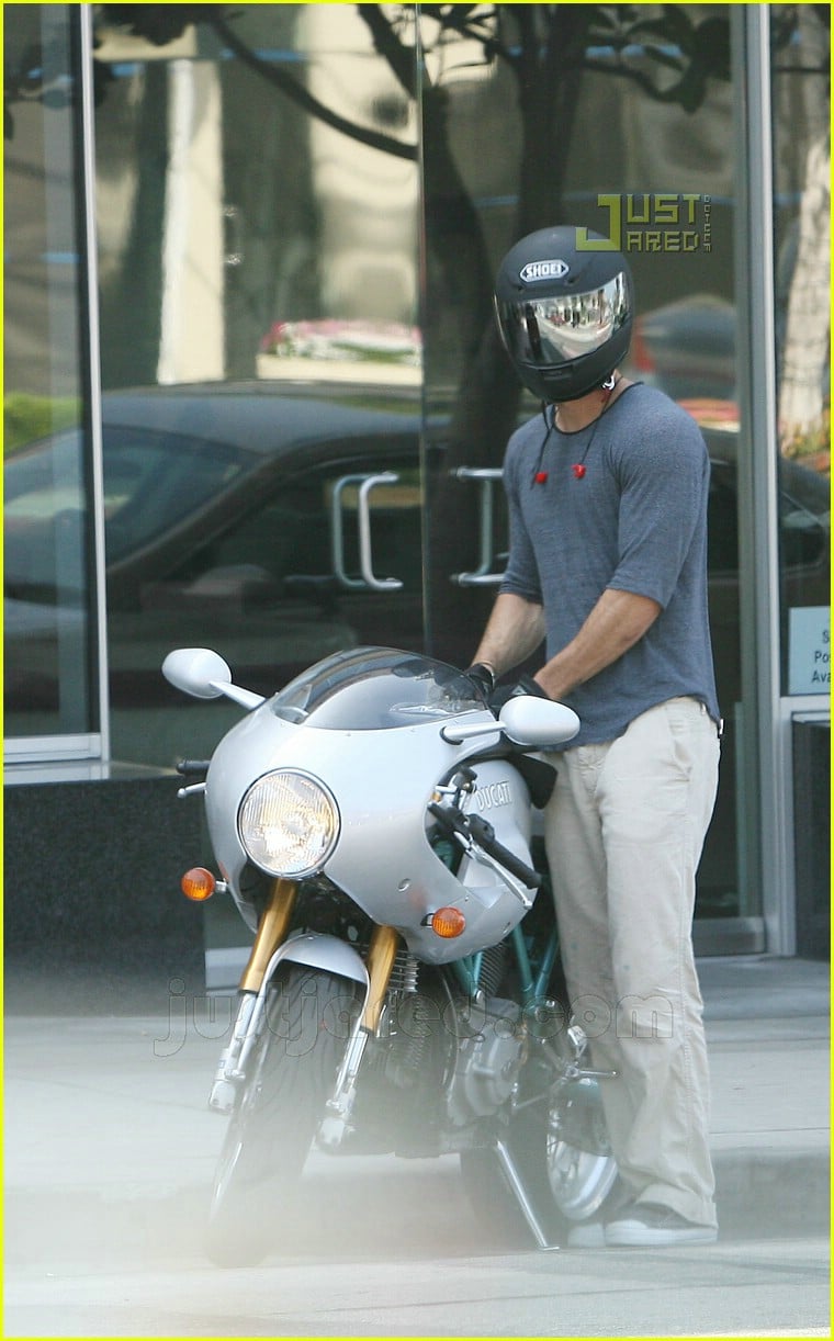 Ryan Reynolds Revs His Scarlett Engine Photo 545501 Photos Just