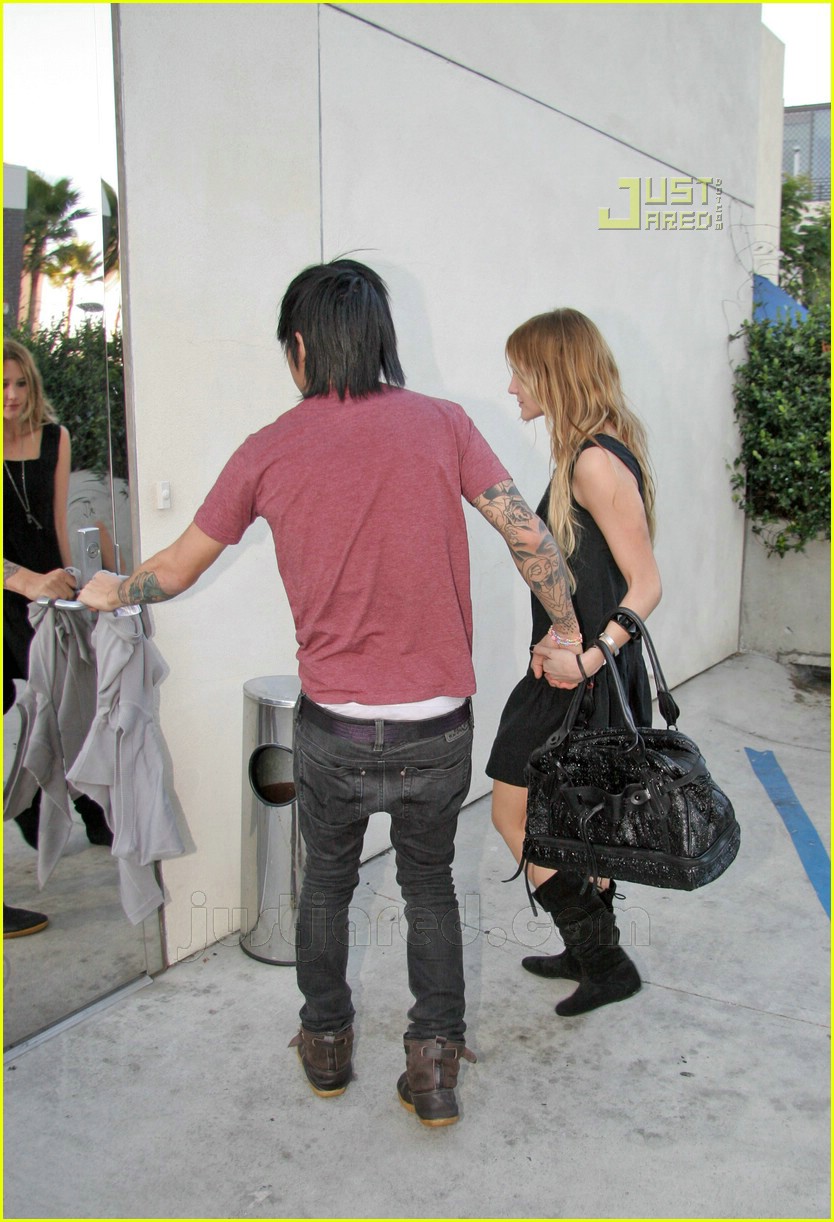 Ashlee Simpson Shops Dior: Photo 588371 | Photos | Just Jared