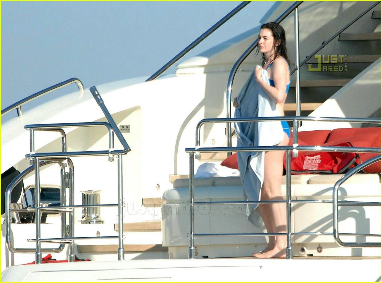 Anne Hathaway Blue Bikini Pictures -- Part Deux: Photo 55915