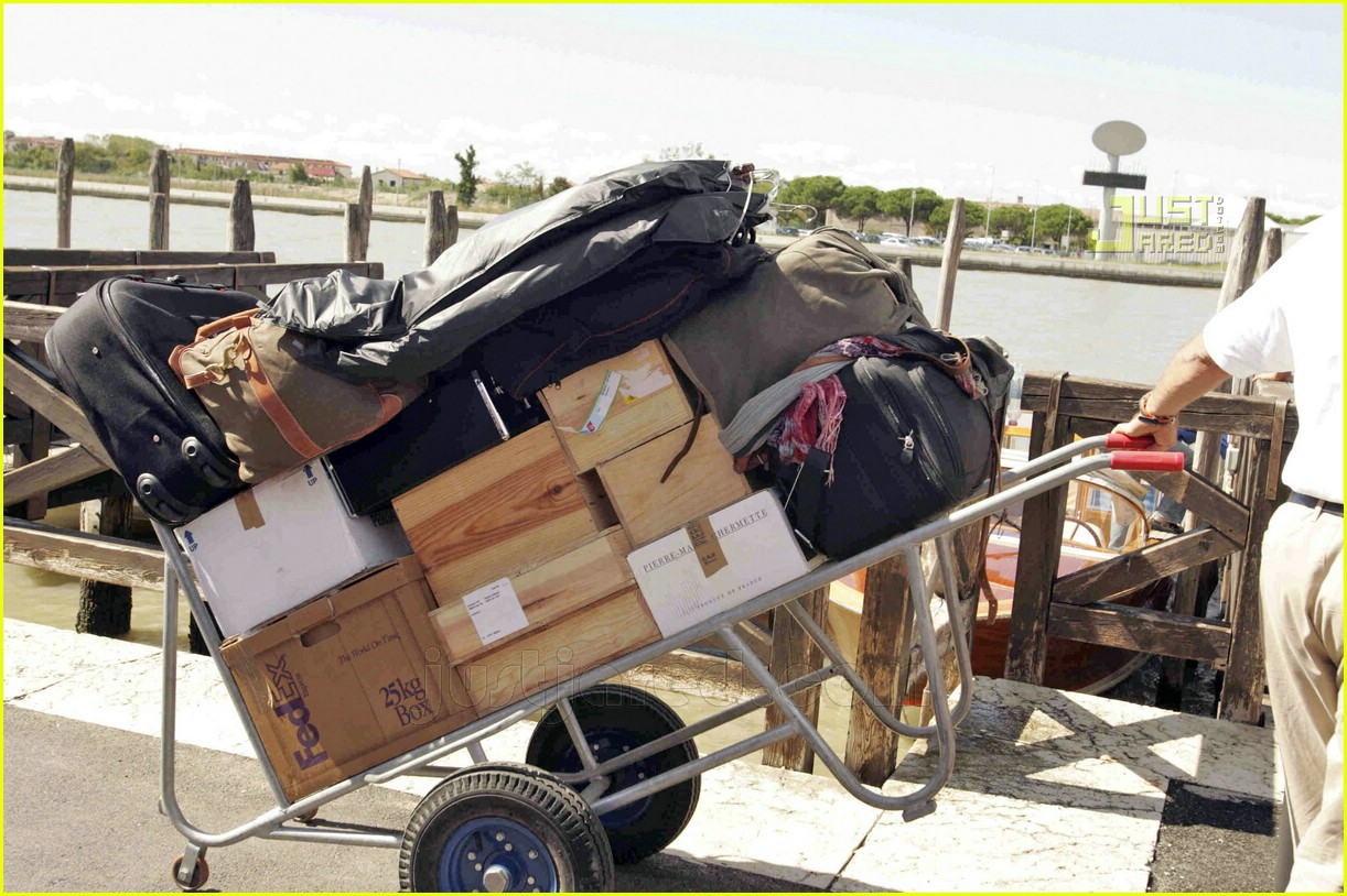 Johnny Depp is Lord of the Luggage Photo 566191 Photos Just Jared