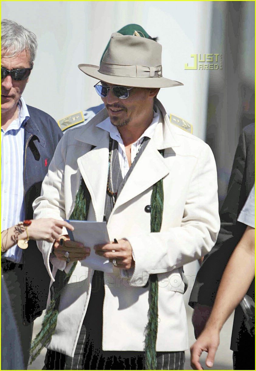 Johnny Depp is Lord of the Luggage Photo 566261 Photos Just Jared