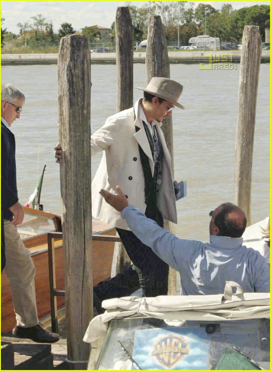 Johnny Depp is Lord of the Luggage Photo 566271 Photos Just Jared