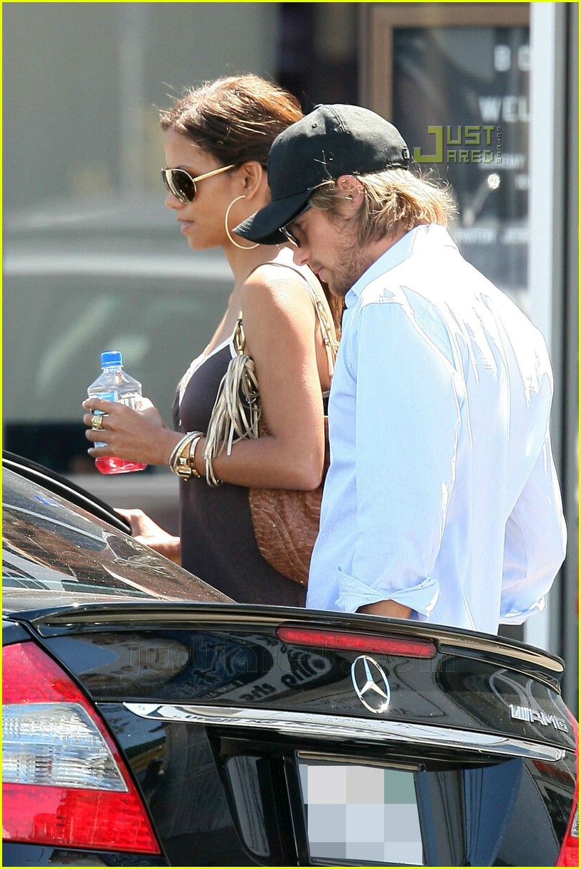 Halle & Gabriel Go Baby Clothes Shopping Photo 580111 Gabriel Aubry