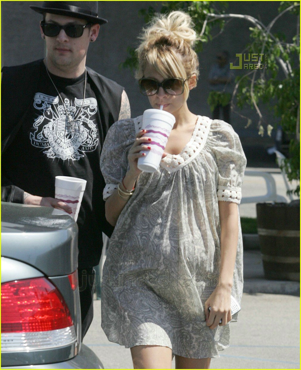 Nicole Richie Enters Hamburger Heaven Photo 594341 Photos Just(01)