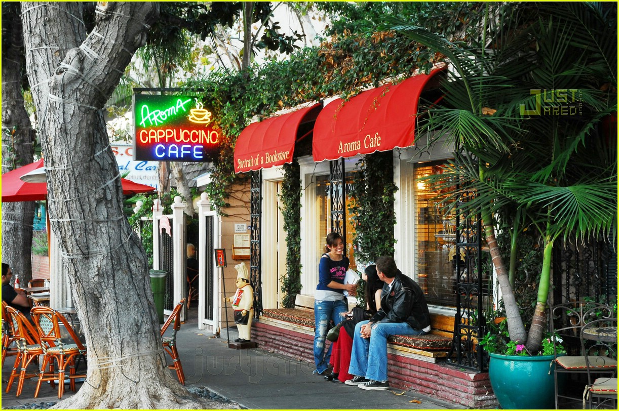 Photo: zac efron aroma cafe 13 | Photo 664681 | Just Jared