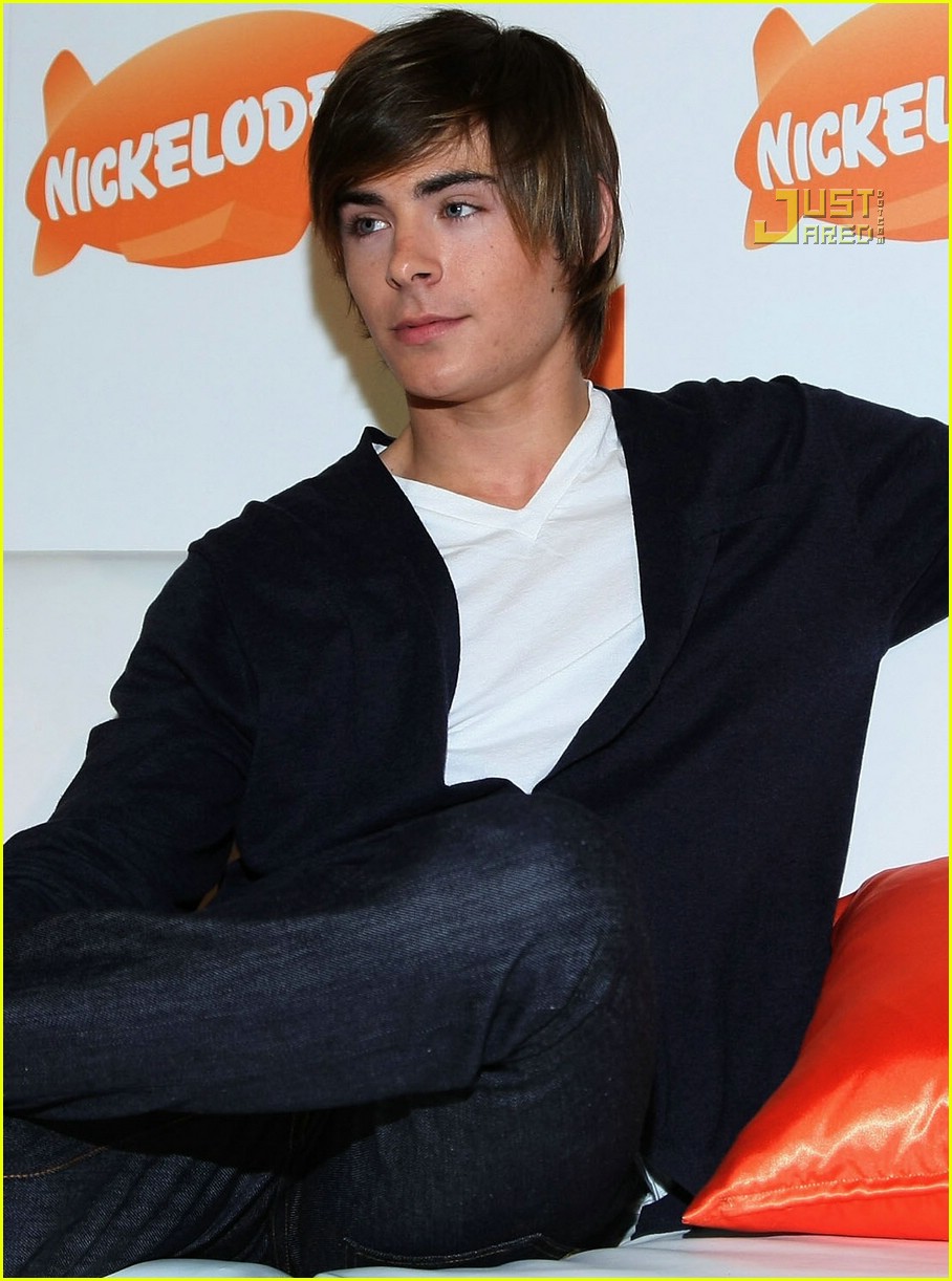 Zac Efron Has Hairy Feet Photo 645051 Zac Efron Pictures Just Jared