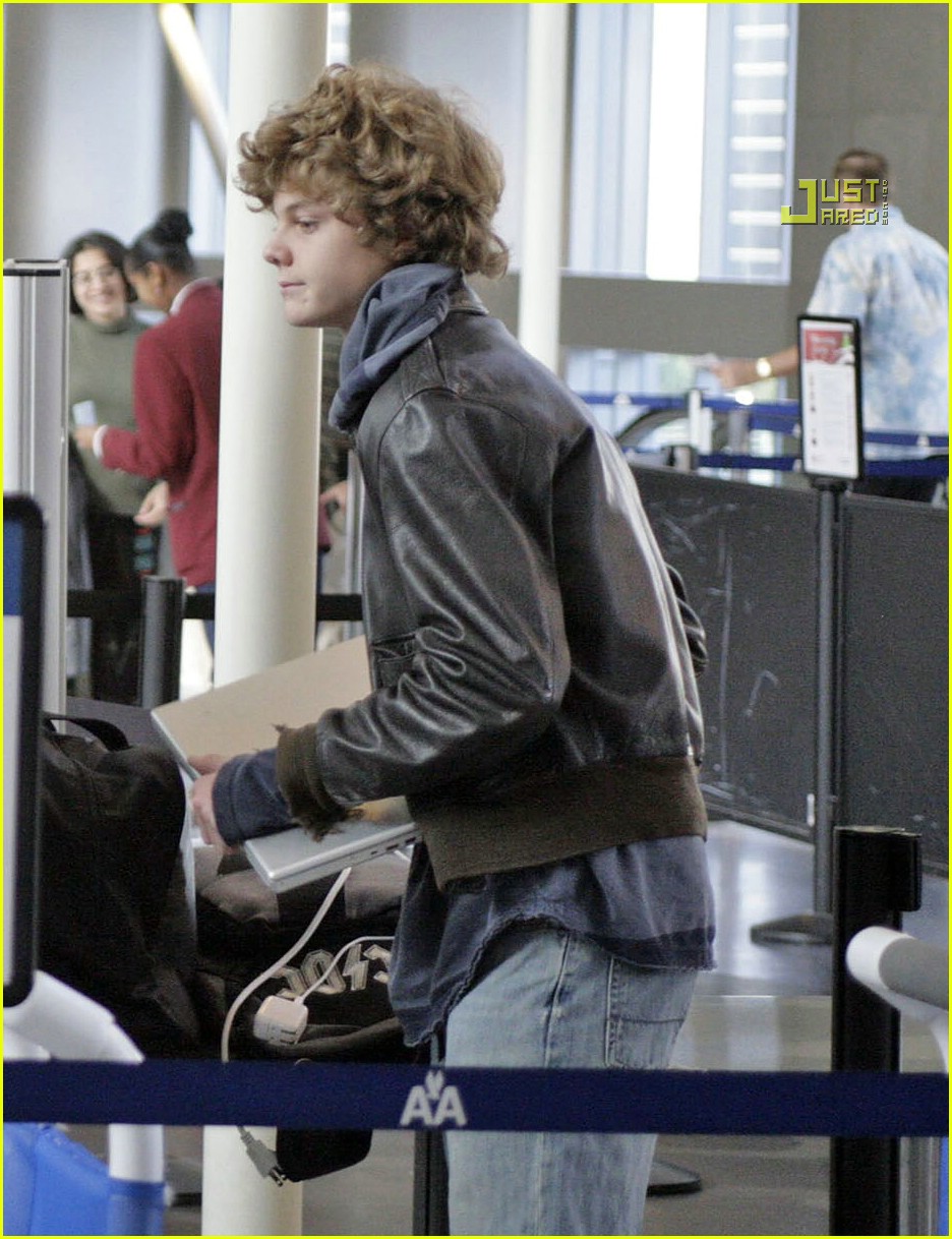 Meg Ryan Flies For Thanksgiving Photo 752851 Photos Just Jared