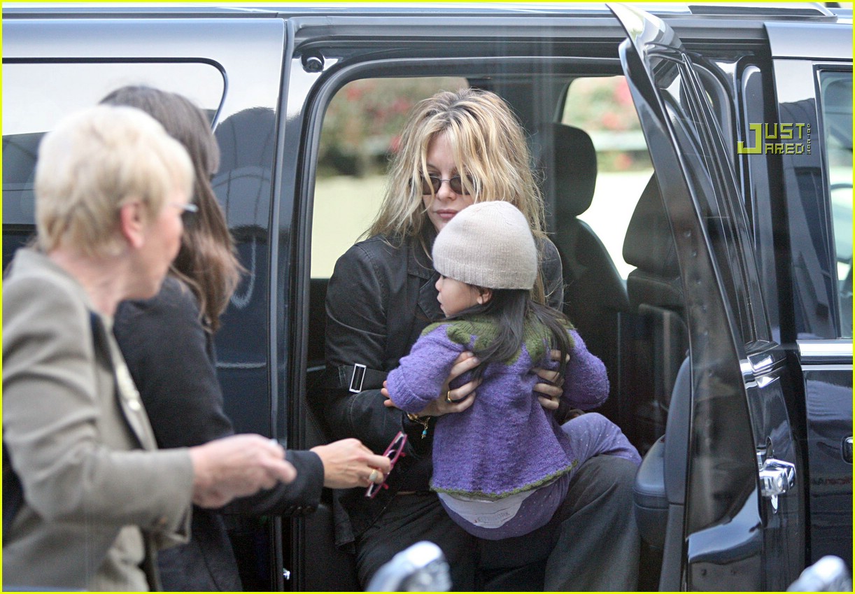 Meg Ryan Flies For Thanksgiving Photo 752901 Photos Just Jared
