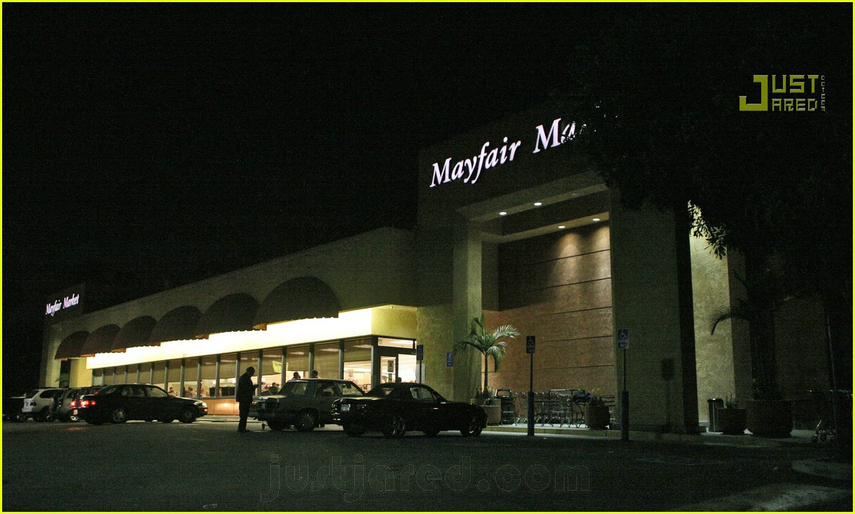 Kate Walsh's Grocery Shopping Smooch Photo 708121 Alex Young, Kate