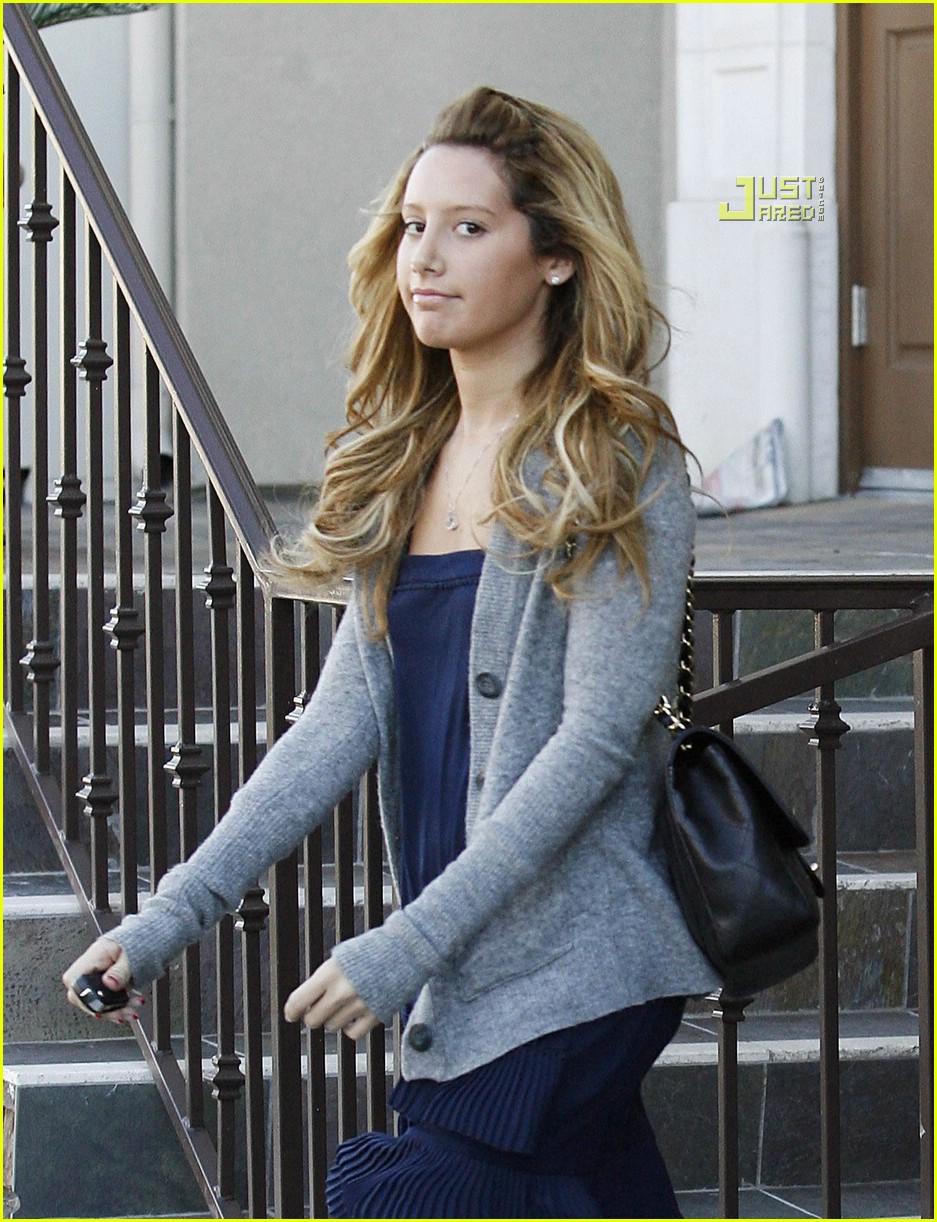 Ashley & Vanessa's Christmas Eve Shopping Spree Photo 817351 Photos