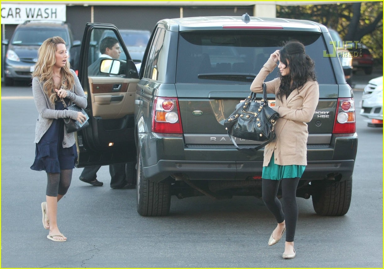 Ashley & Vanessa's Christmas Eve Shopping Spree Photo 817481 Photos