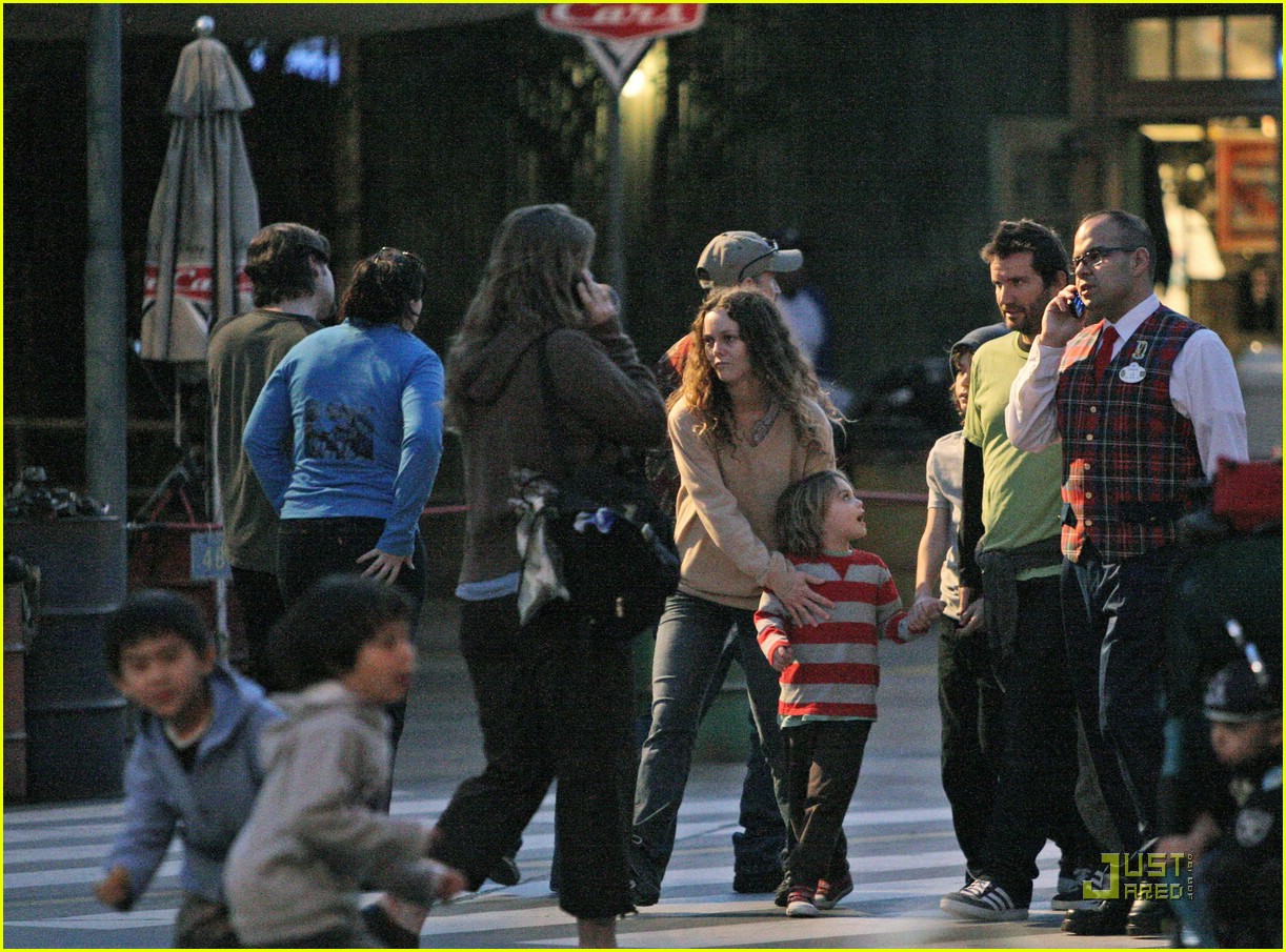 Johnny Depp's Kids Do Disneyland: Photo 926091 | Photos | Just Jared ...