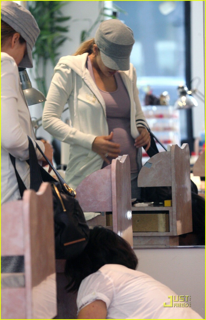 Jessica Alba's Manic Manicure Photo 1004471 Jessica Alba, Pregnant