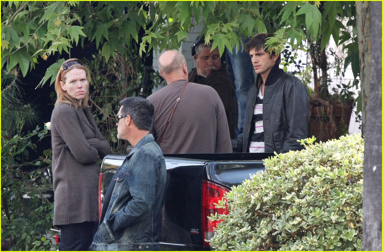 Ashton Kutcher Likes to Spread 'Em Photo 1041241 Pictures Just Jared