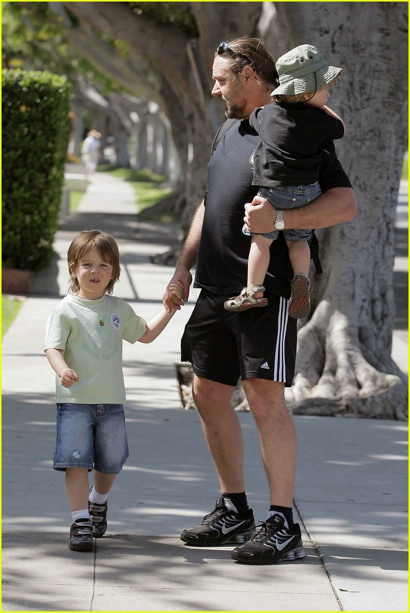 Russell Crowe Kids and Cigarettes Don't Mix! Photo 1091811