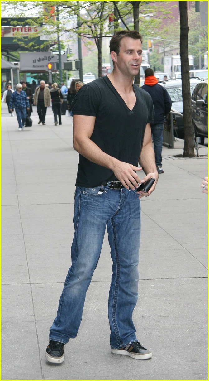cameron-mathison-free-donuts-photo-1109291-cameron-mathison-pictures-just-jared