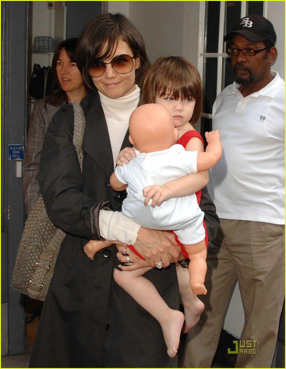 Suri Cruise's Madison Avenue Monday: Photo 1111821 | Photos | Just Jared: Entertainment News