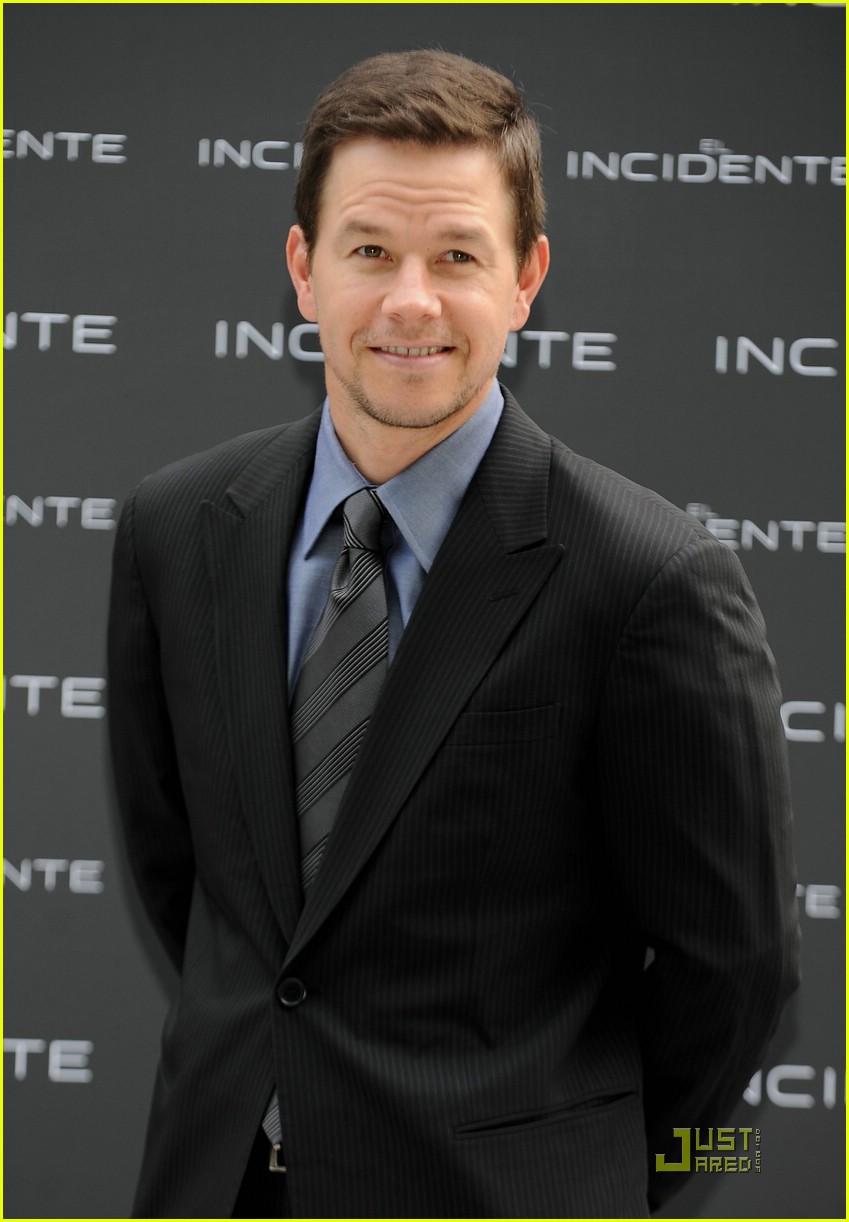 Academy award® nominee mark wahlberg stars as elliot moore, an ordinary man trying to save his family from a terrifying, invisible killer. Mark Wahlberg Had An Incident Photo 1159571 M. Night Shyamalan, Mark