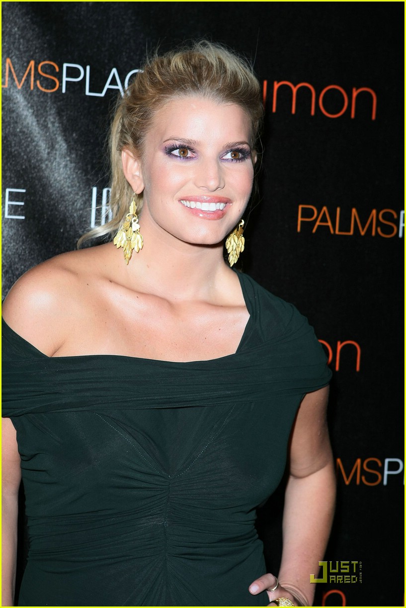 Jessica Simpson Holds Tight to Ashlee's Baby Bump Photo 1175411(01)