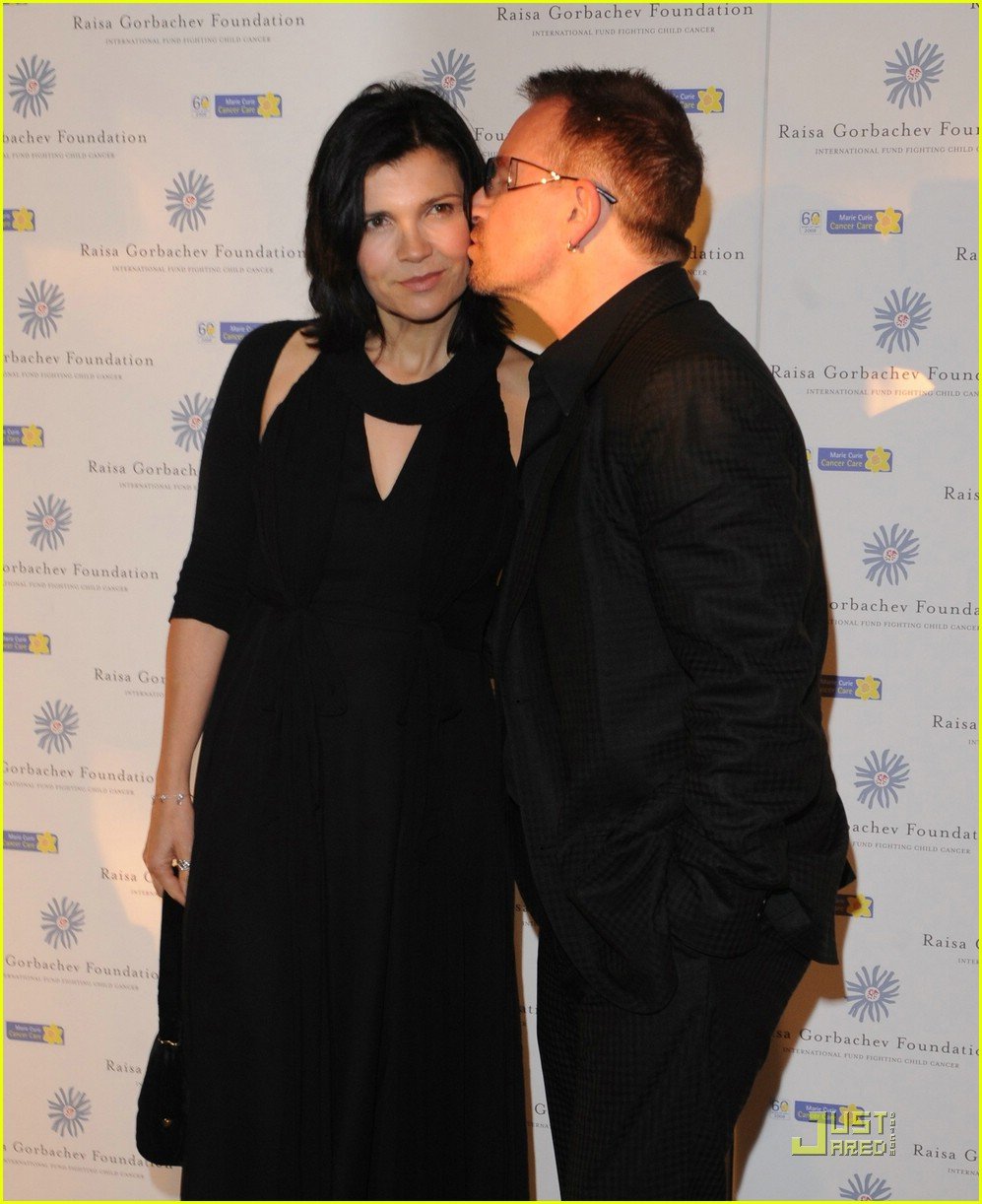 Bono Puts On His Platform Shoes Photo 1190051 Photos Just Jared