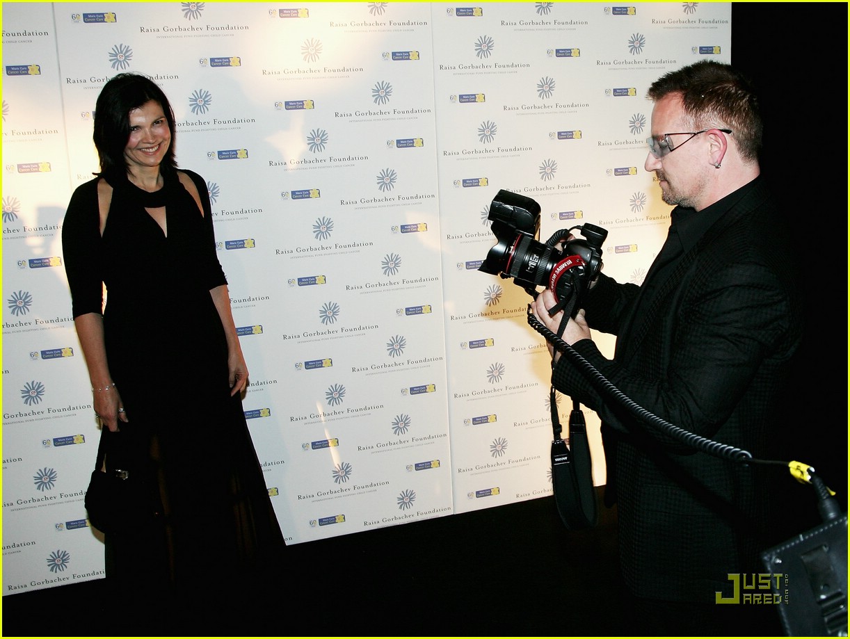 Bono Puts On His Platform Shoes Photo 1190111 Photos Just Jared