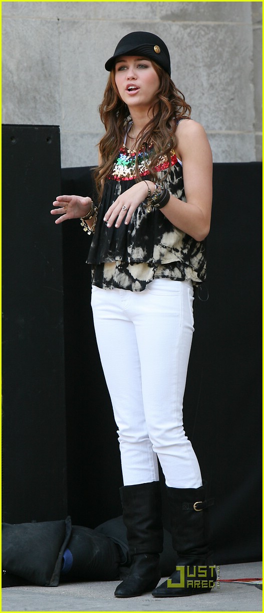 miley-cyrus-bolts-across-america-photo-1298451-photos-just-jared