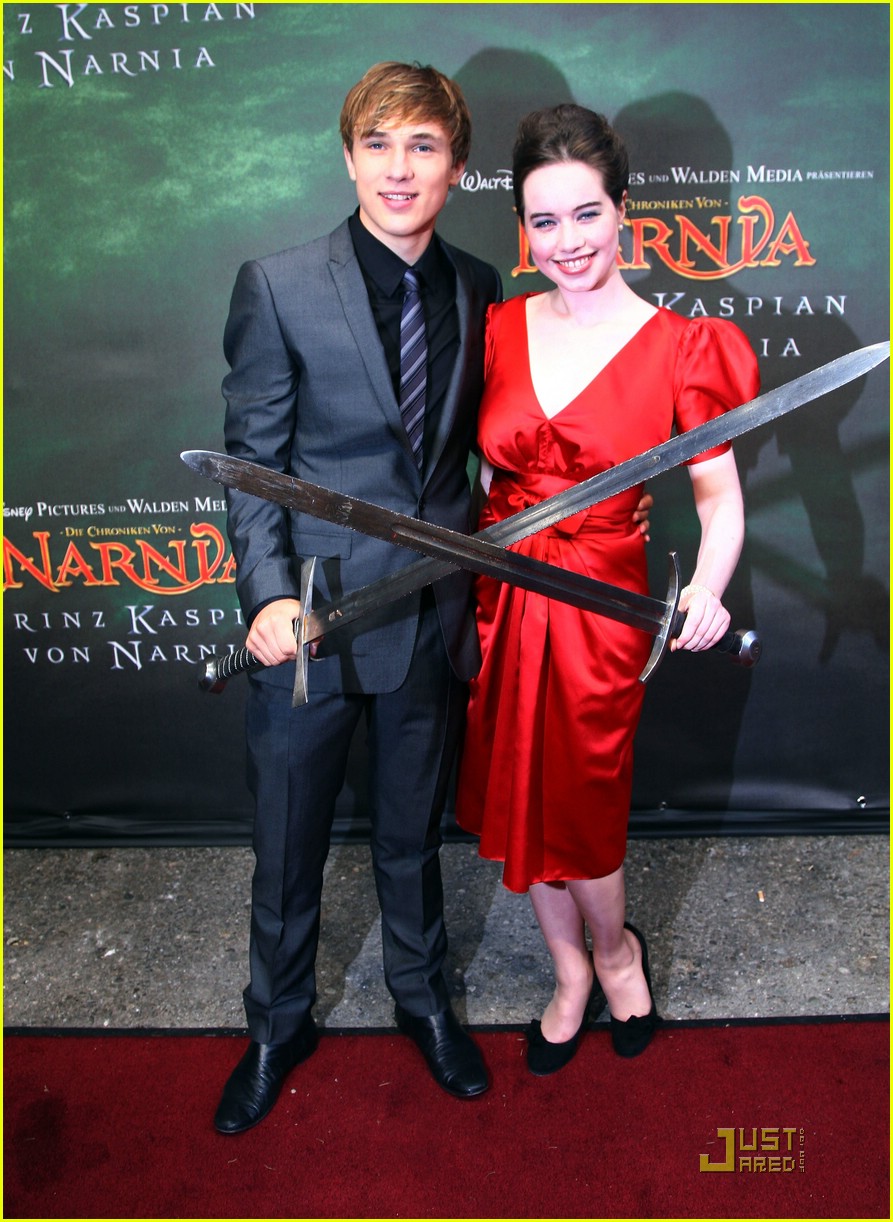 William Moseley and Anna Popplewell cross swords at the German premiere of ...