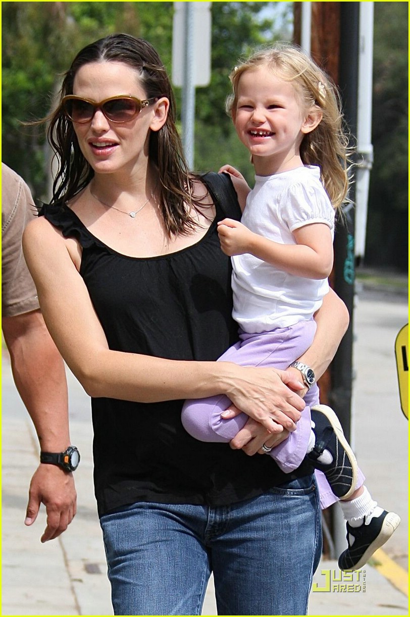 Violet Affleck is a Creative Cutie: Photo 1339701 | Photos | Just Jared