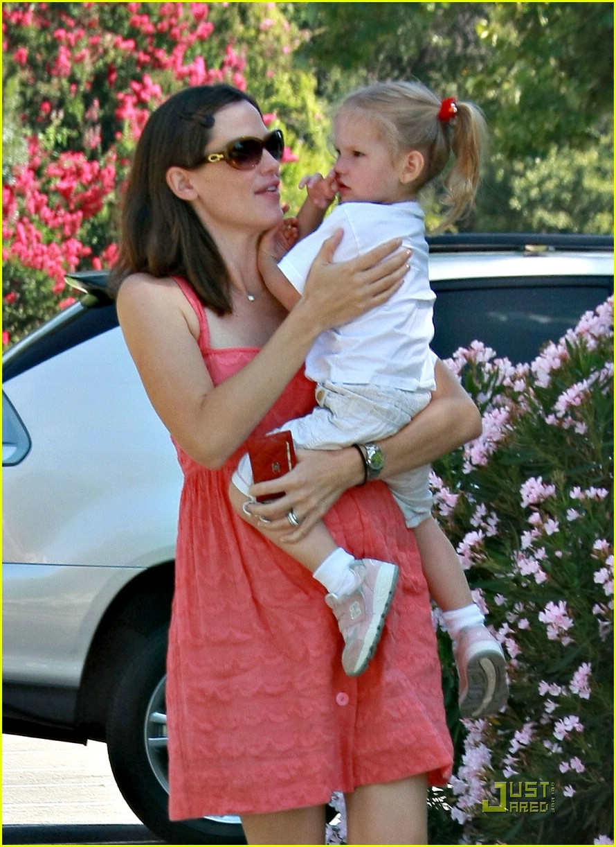 Violet Affleck Has Flower Power: Photo 1334801 | Photos | Just Jared
