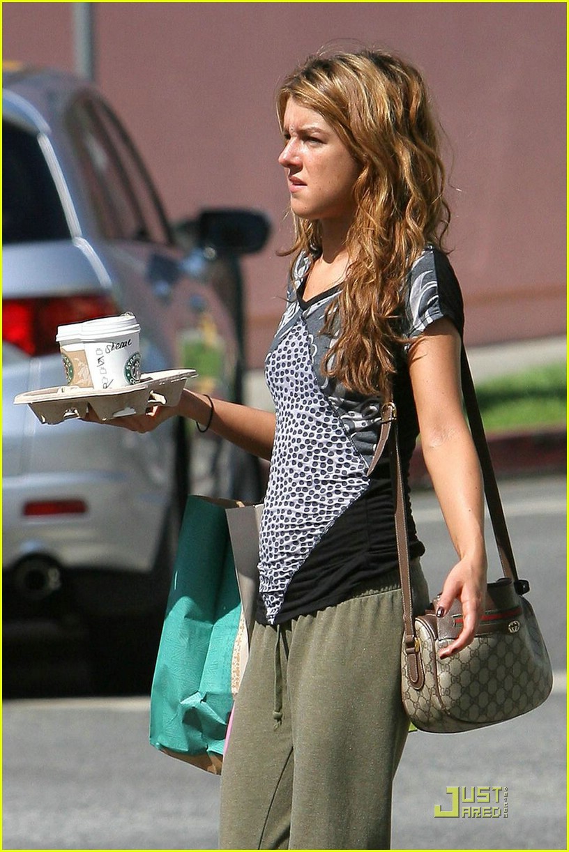 shenae-grimes-to-starbucks-fill-er-up-photo-1448641-photos-just