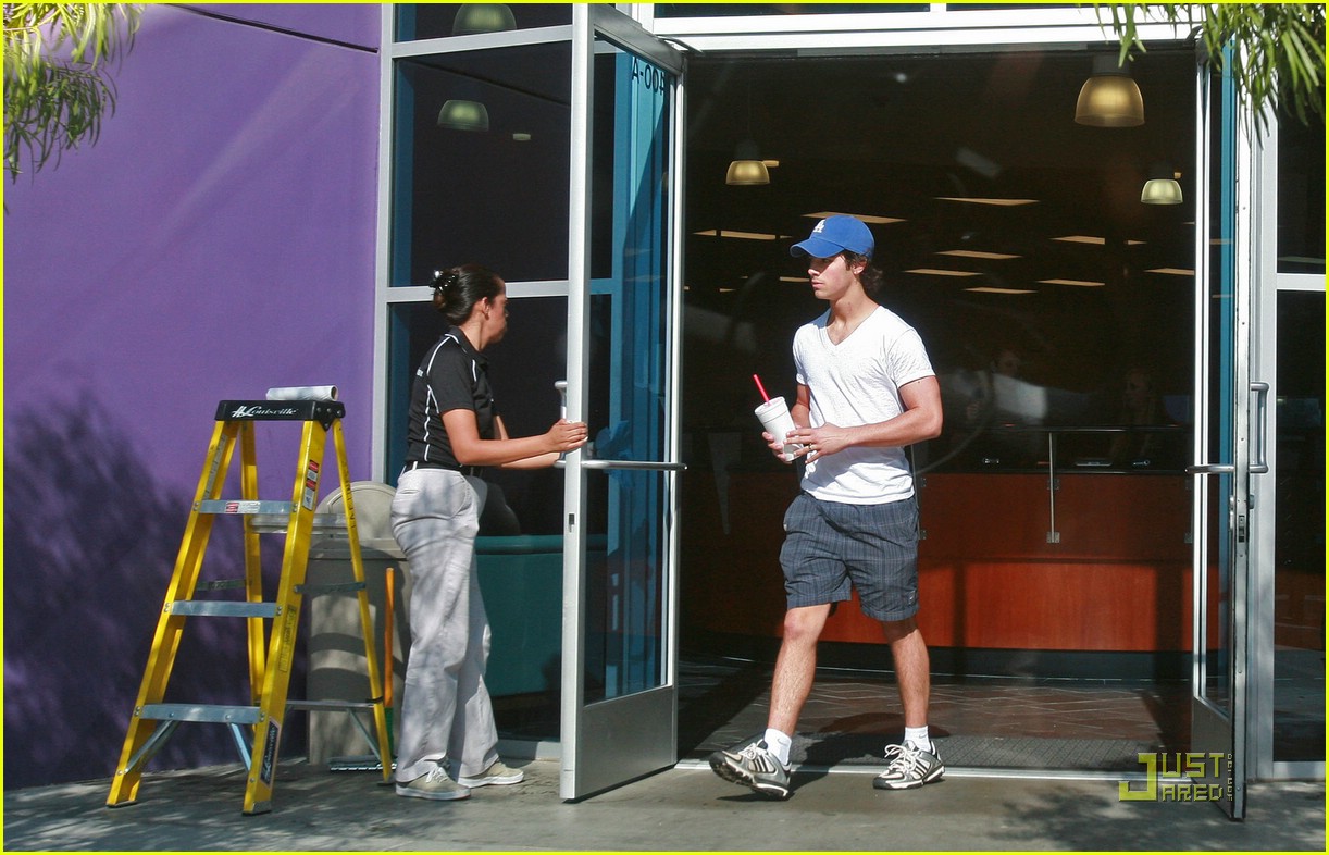Joe Jonas is a Workout Wonder Photo 1438061 Photos Just Jared