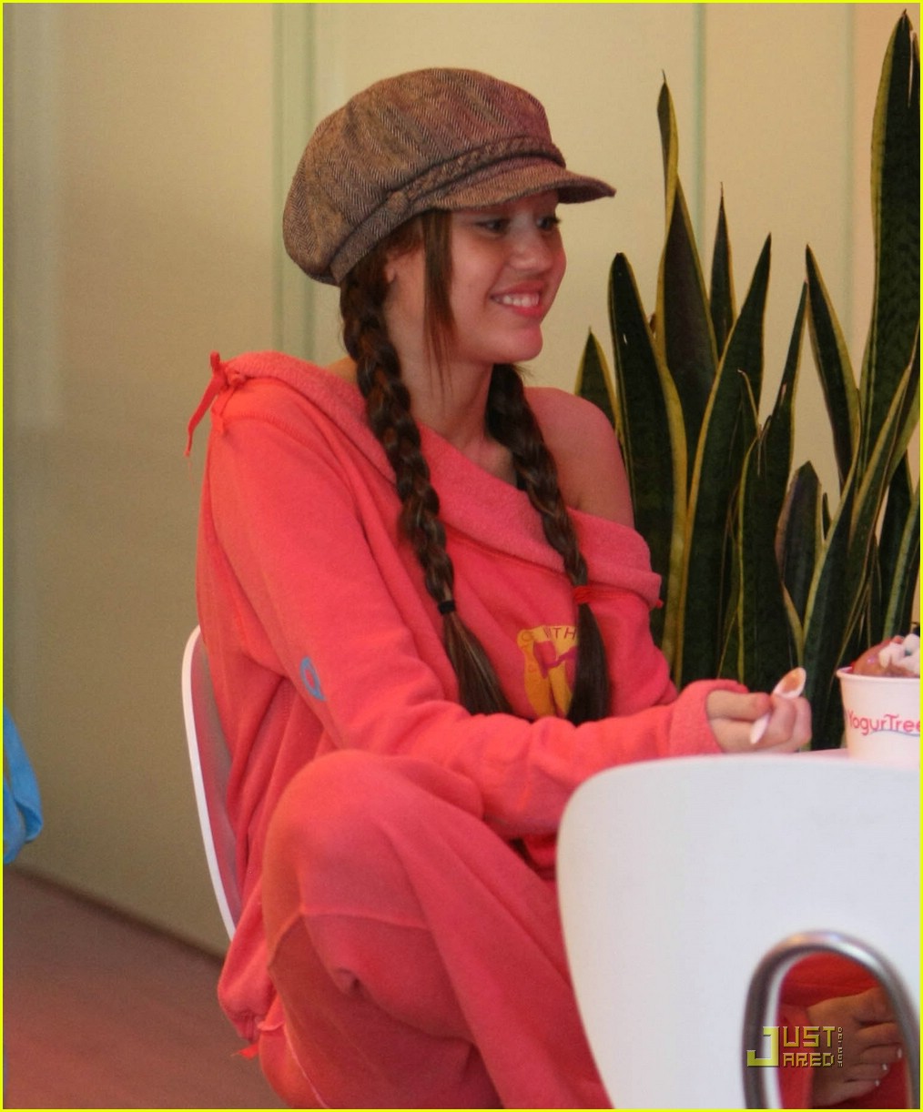 miley-cyrus-is-frozen-yogurt-yummy-photo-1383431-photos-just-jared