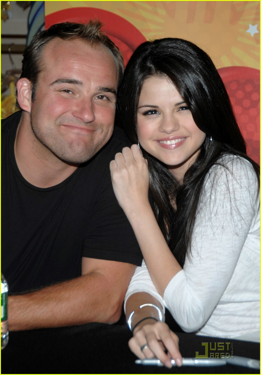 Selena Gomez&rsquo;s Wonderful World of Disney: Photo 1401851 | Pictures