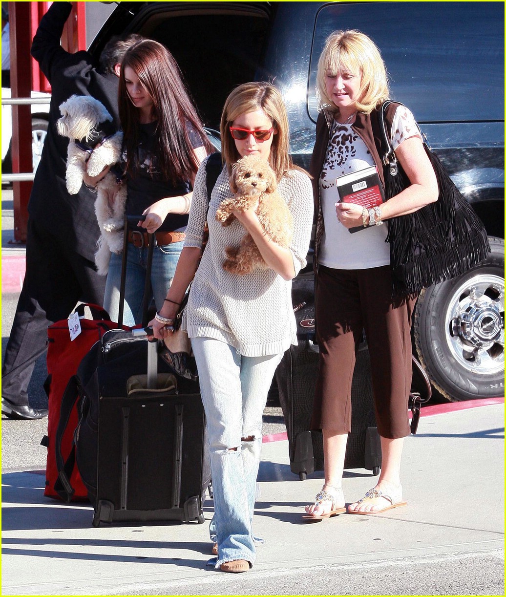 Ashley Tisdale Breaks The Bank Photo 1432051 Ashley Tisdale, Jared