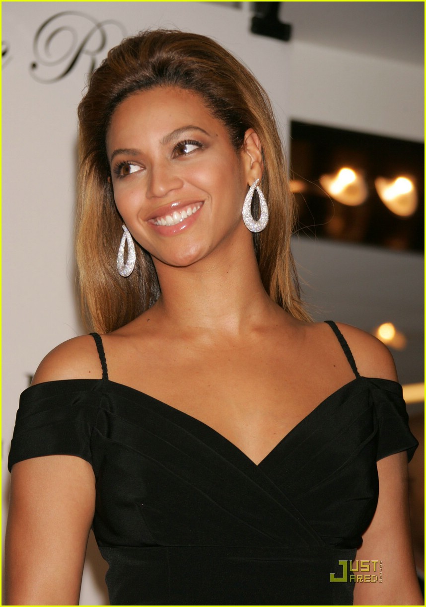 Beyonce Gets Up Close At Bloomingdale's Photo 1513311 Beyonce