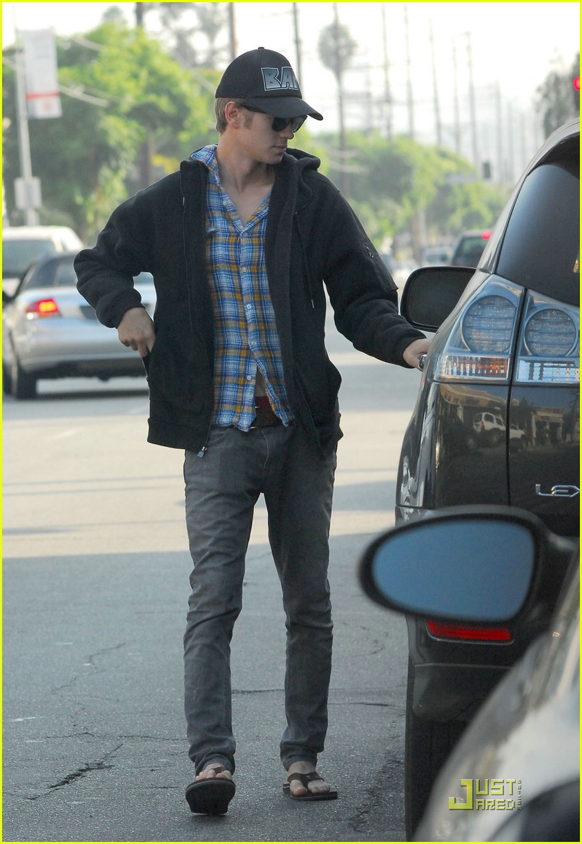 Hayden Christensen Swipes A Snack: Photo 1497441 | Hayden Christensen ...