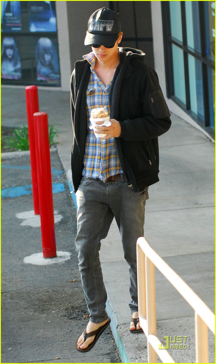 Hayden Christensen Swipes A Snack: Photo 1497451 | Hayden Christensen ...